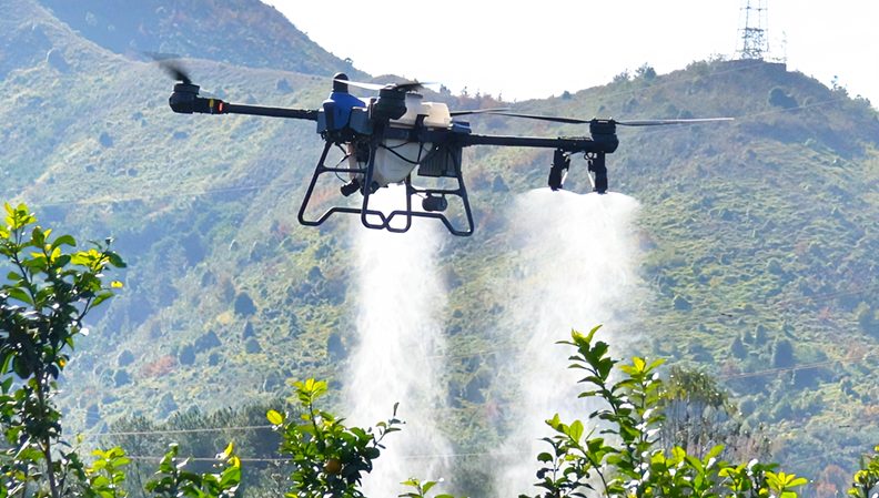 Agrardrohne sprüht vor Bergen