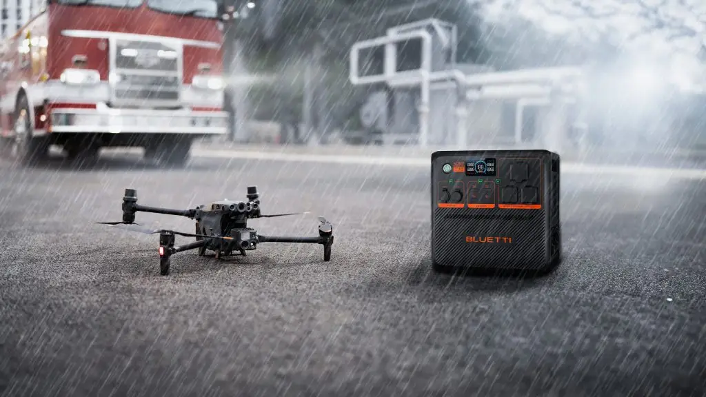 Drohne und Powerbank im Regen