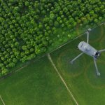 Drohne über Feld und Wald