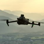 Drohne vor Bergkulisse