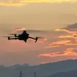 Drohne bei Sonnenuntergang