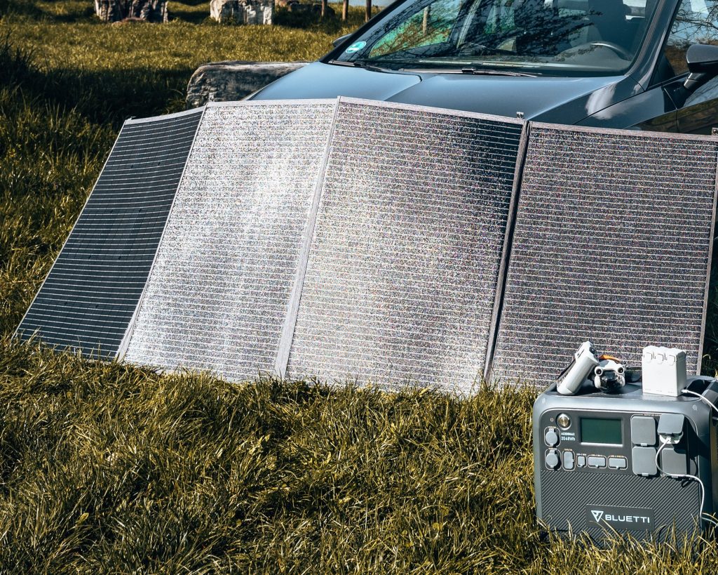 Sonnenkollektoren neben einem Auto