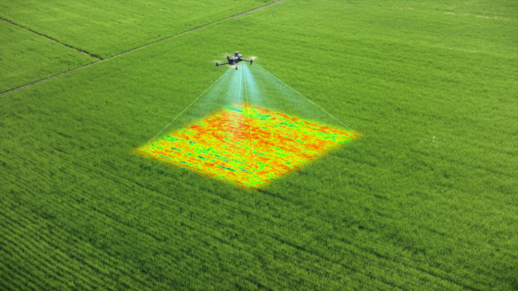 Drohne scannt Feld