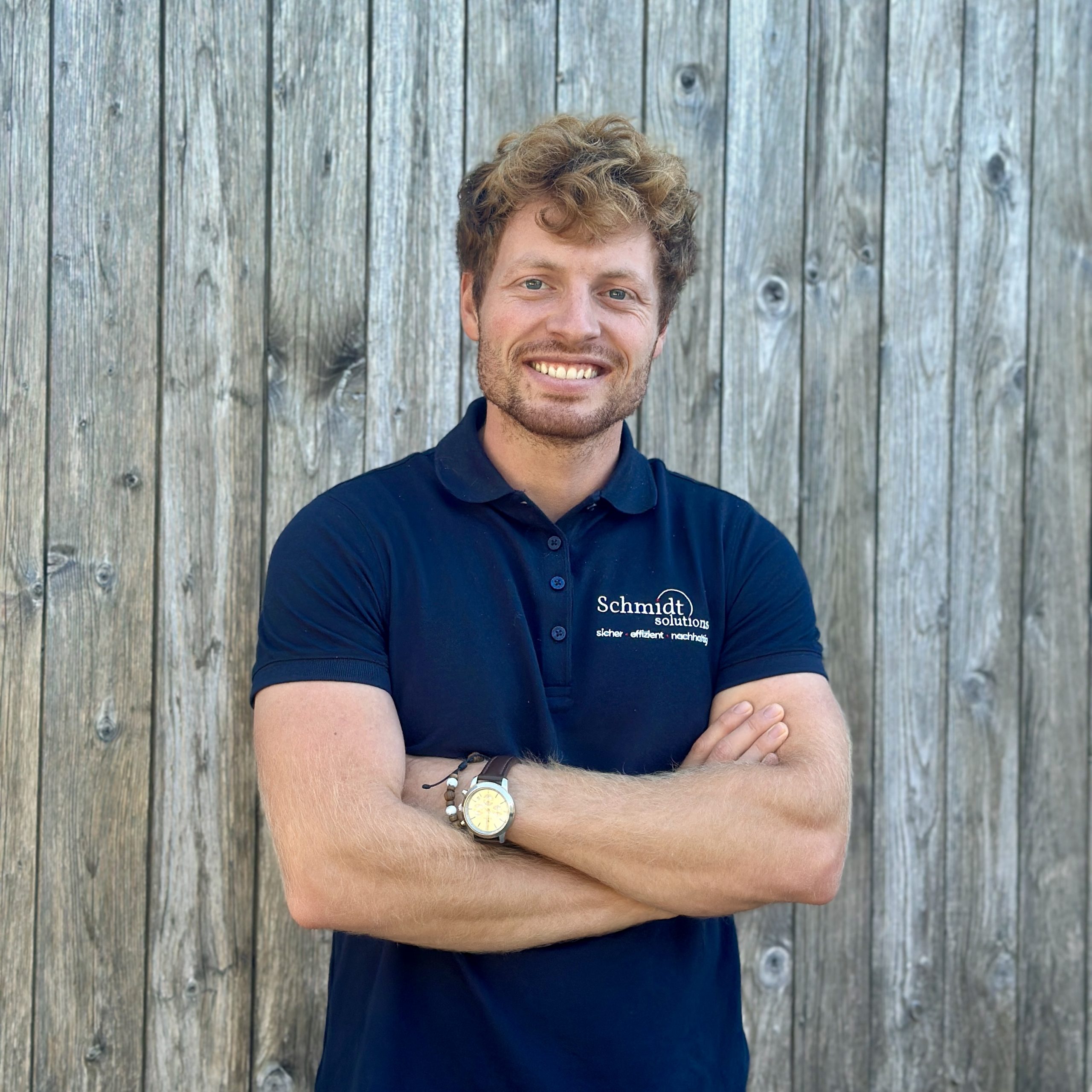 Mann mit verschränkten Armen und Uhr